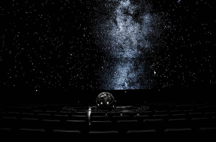 Nachthimmel-Projektion im Planetariumssaal des Zeiss-Großplanetariums der Stiftung Planetarium Berlin