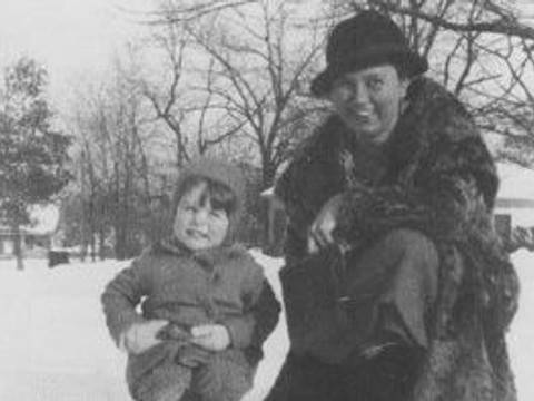 Hier im Duo: Ruth Crawford Seeger mit ihrem Sohn Mike im Schnee, ca. 1935 – Frau und Kind im Schnee.