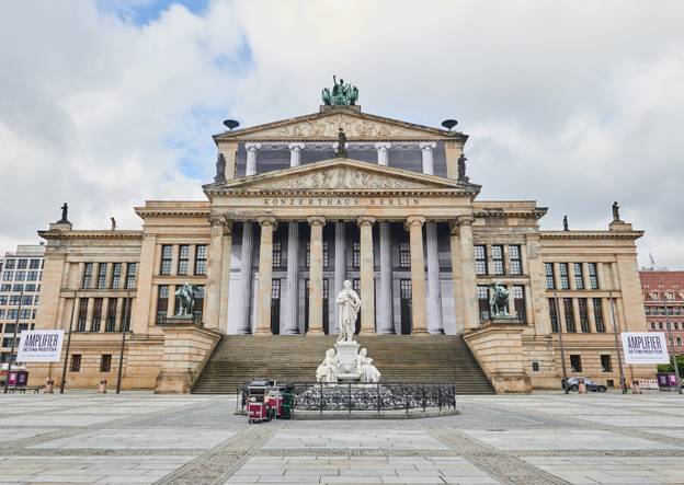 Konzerthaus Berlin – Anlässlich „200 Jahre Konzerthaus Berlin“ hängt eine ortsspezifische Installation der Künstlerin Bettina Pousttchi auf dem Konzerthaus am Gendarmenmarkt. (26.05.2021)