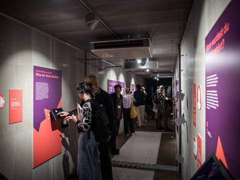 die multimediale Ausstellung "STIMMEN"