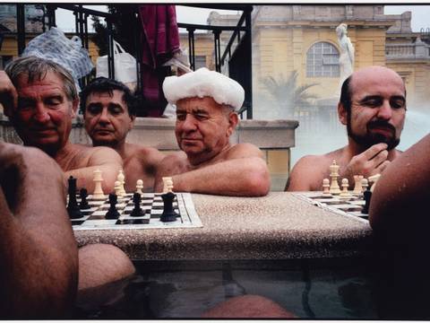 Schachspieler im Széchenyi-Heilbad, Budapest, Ungarn, 2003 © Matias Costa/ Die Magie der Straße. Meisterwerke der Street Photography aus dem Leica Archiv.