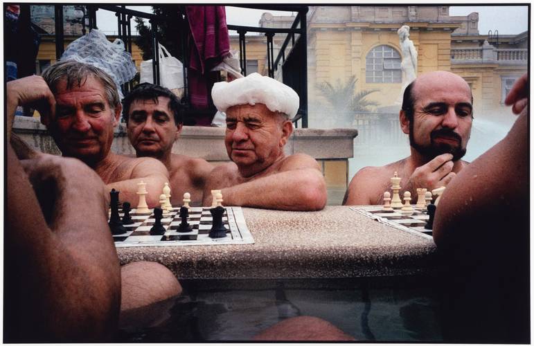 Schachspieler im Széchenyi-Heilbad, Budapest, Ungarn, 2003 © Matias Costa/ Die Magie der Straße. Meisterwerke der Street Photography aus dem Leica Archiv.
