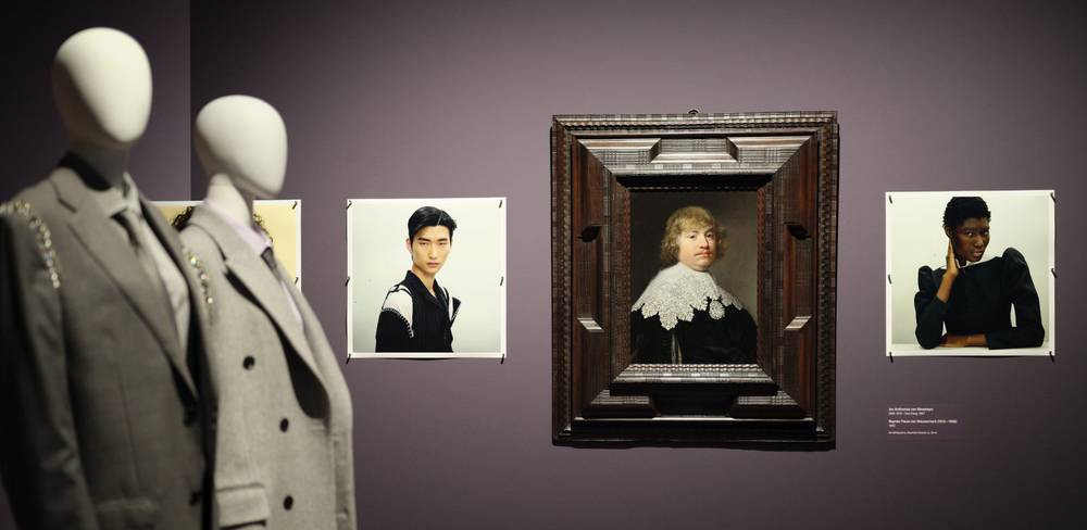 Ausstellungsansicht „Gallery Looks“, Gemäldegalerie 2025, mit Entwürfen von Anne Bernecker, Fotos von Ralph Mecke und Gemälde von Jan A. van Ravesteyn