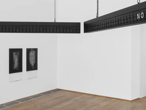 Ausstellungsansicht „Shilpa Gupta. What Still Holds“, Hamburger Bahnhof – Nationalgalerie der Gegenwart, 27.03.2026 - 03.01.2027, Abgebildet: StillTheyKnowNotWhatIDream; Untitled 2008/25 (von oben nach unten), 2021
