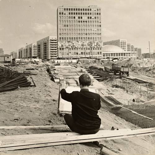 Student der Kunsthochschule, zeichnend vor der Baustelle Alexanderplatz mit Haus des Lehrers und Kongresshalle, um 1965 (Foto: unbekannt)