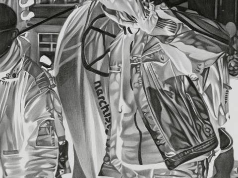 Marc Brandenburg, Ohne Titel, 2010, Privatsammlung – Schwarz-weiß invertierte Zeichnung des Künstlers auf Papier. Motiv ist ein Demonstrant mit einem Antifa-Umhang.