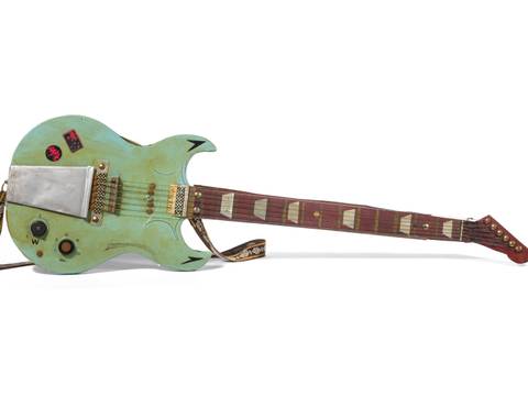 Mit der selbstgebauten Spielzeug-E-Gitarre der Bauform "Solid Guitar" eifert DDR-Heavy-Metal-Fan Jens Müller der Band AC/DC nach. – Selbstgemachte Gitarre