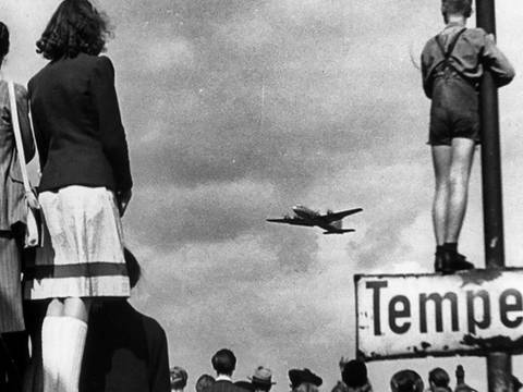Menschen am Tempelhofer Feld während der Luftbrücke 1948. Foto: Alamy Stock Foto – Menschen am Tempelhofer Feld während der Luftbrücke 1948