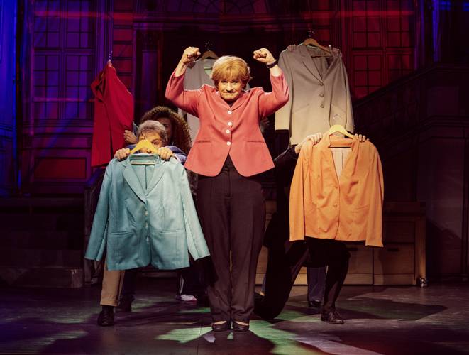 Sie trägt morgens Blazer, sie trägt abends Blazer. Und zum Staatsempfang? Ooch’n Blazer. Mitte: Christoph Marti als Miss Merkel, hinter Blazern versteckt: Tobias Bonn und Adisat Semenitsch.