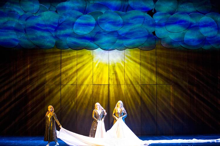 Götterdämmerung – Meechot Marrero als Woglinde, Karis Tucker als Wellgunde, Anna Lapkovskaja als Floßhilde Bernd Uhlig