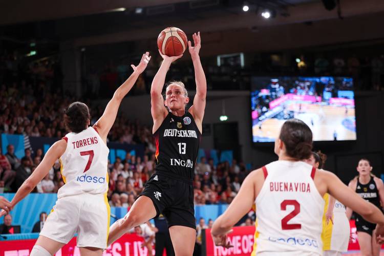 Deutschlands Leonie Fiebich (M) kommt zum Wurf gegen Spaniens Alba Torrens (l) und Elena Buenavida