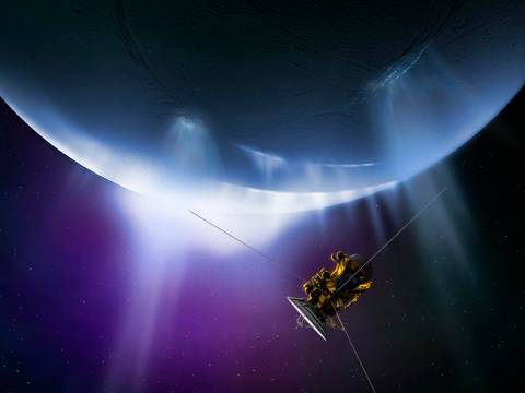 Künstlerische Darstellung der Raumsonde Cassini beim Flug durch die Eisfontänen des Saturnmondes Enceladus – Künstlerische Darstellung der Raumsonde Cassini beim Flug durch die Eisfontänen des Saturnmondes Enceladus