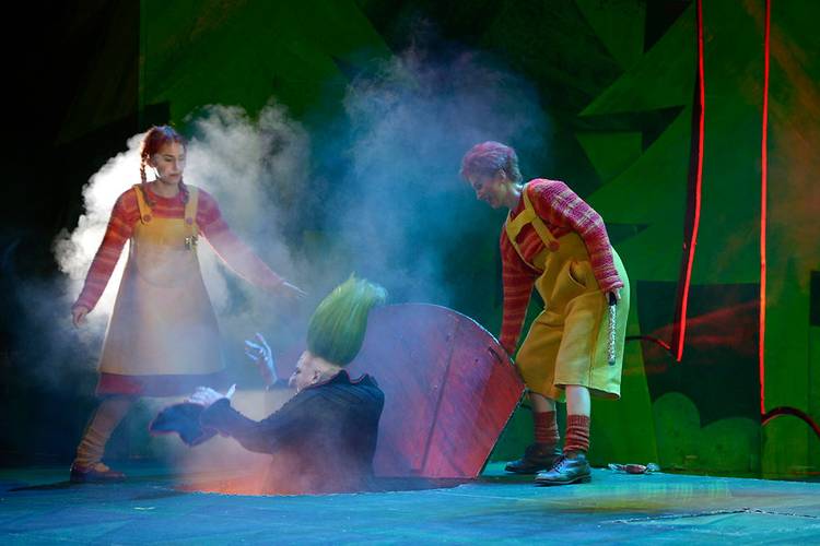 Hänsel und Gretel – Stephanie Lauricella als Hänsel, Kim-Lillian Strebel als Gretel, Jörg Schörner als Hexe