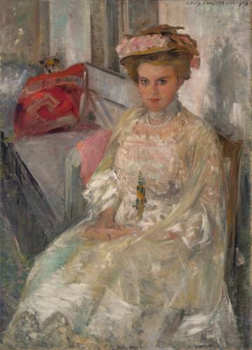 Lovis Corinth, Porträt Frau Douglas (Irma Hübner), 1909 – Gemälde einer weiblich gelesenen Person in hellem Kleid und Hut, sitzend auf Sofa. Pinselstriche im impressionistischen Stil. Signatur oben rechts: Lovis Corinth 1909