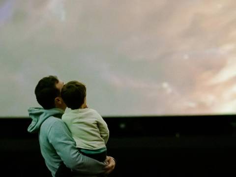 Mann mit Kind im Zeiss-Großplanetarium – Mann mit Kind im Zeiss-Großplanetarium | © SPB, Foto: Steffen Junghanß