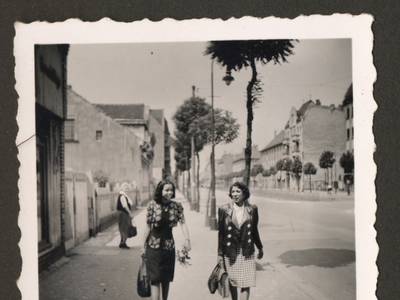 3.	Die Freundinnen Ejanga Egiomue und Magdalene „Leni“ Garber, um 1939.