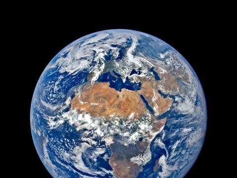  – Bild der Erde im Weltall, aus dem Programm "Raumschiff Erde" der Stiftung Planetarium Berlin