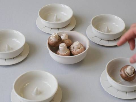Seyoung Chon, Trinkschalen „Fungen“, 2026, Porzellan, teilweise glasiert