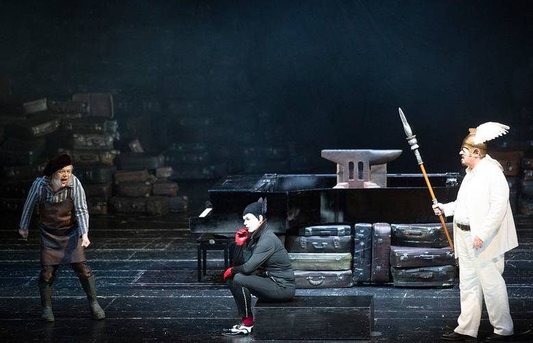 Das Rheingold – Ya-Chung Huang als Mime, Thomas Blondelle als Loge, Iain Paterson als Wotan Bernd Uhlig