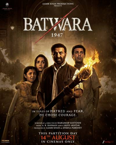 Plakat vom indischen Film "Batwara 1947" – Vier Personen, eine haelt eine brennende Fackel. Text: BATWARA 1947, IN TIMES OF HATRED AND FEAR, HE CHOSE COURAGE. THIS PARTITION DAY 14TH AUGUST.