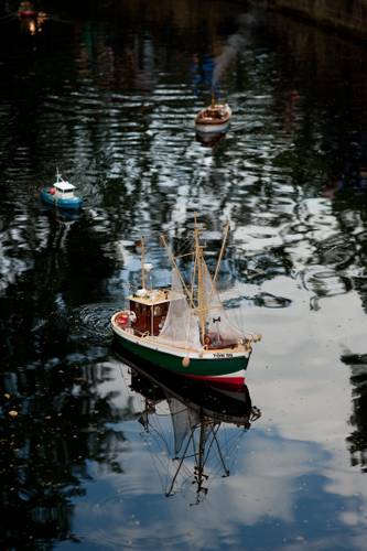 „Leinen los!“ heißt es mehrmals im Jahr im Museum: Dann tuckern kleine Modellschiffe über unseren idyllischen Museumsteich im Park. – Ein Modellschiff auf dem Museumsteich.