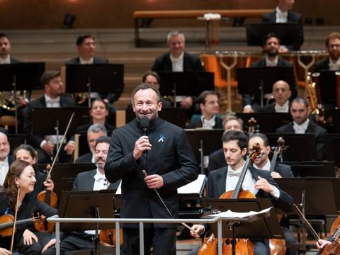  – Kirill Petrenko mit Mikrophon vor dem Orchester