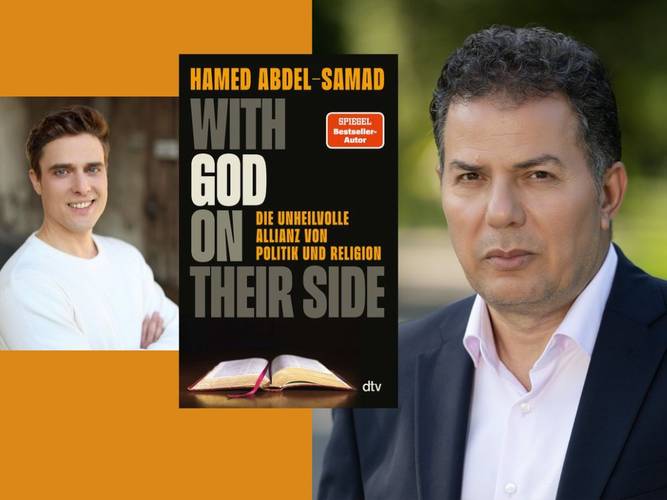 Hamed Abdel-Samad und Constantin Schreiber im Gespräch: With God On Their Side. Die unheilvolle Allianz von Politik und Religion – Buchcover: Hamed Abdel-Samad WITH GOD ON THEIR SIDE Die unheilvolle Allianz von Politik und Religion. Darunter aufgeschlagenes Buch. 2 Personen daneben.