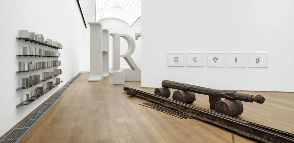 Ausstellungsansicht „Shilpa Gupta. What Still Holds“, Hamburger Bahnhof – Nationalgalerie der Gegenwart, 27.03.2026 - 03.01.2027, Abgebildet: Someone Else – A Library of 100 Books Written Anonymously or Under Pseudonyms, 2011; Truth, 2022-2025; Joseph Beuys, Straßenbahnhaltestelle. A Monument to th…