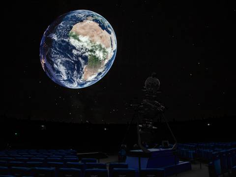  – Aufnahme der Erde im Planetariumssaal des Planetarium am Insulanerd der Stiftung Planetarium Berlin.
