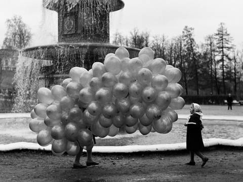 Petrodvorets Park, bei Sankt Petersburg, UdSSR, 1961. Photo Elysée Collection © Sabine Weiss / Photo Elysée, Lausanne