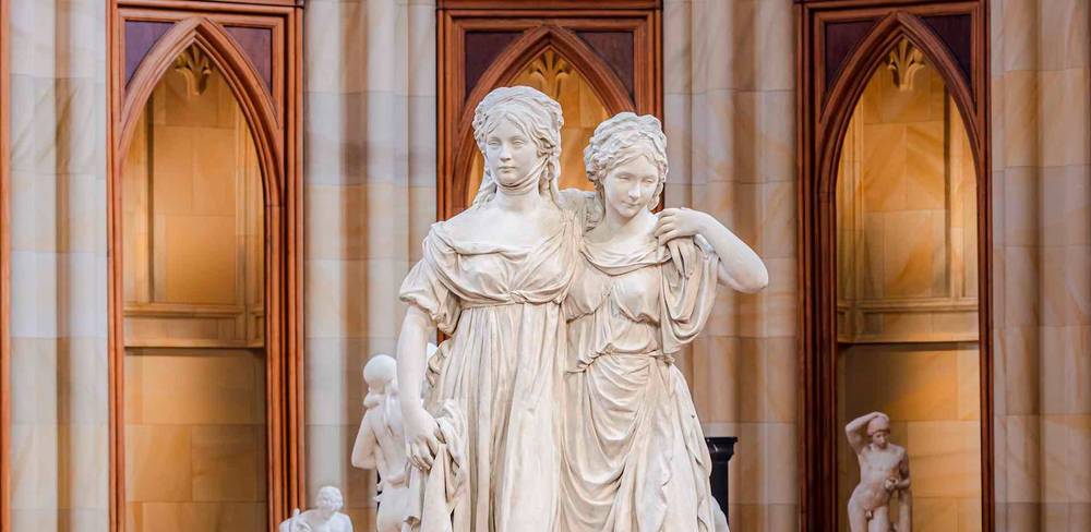 Johann Gottfried Schadow, Doppelstandbild der Prinzessinnen Luise und Friederike von Preußen, sog. Prinzessinnengruppe, Detail, 1795, Gips, Aufstellung in der Friedrichswerderschen Kirche, 2023