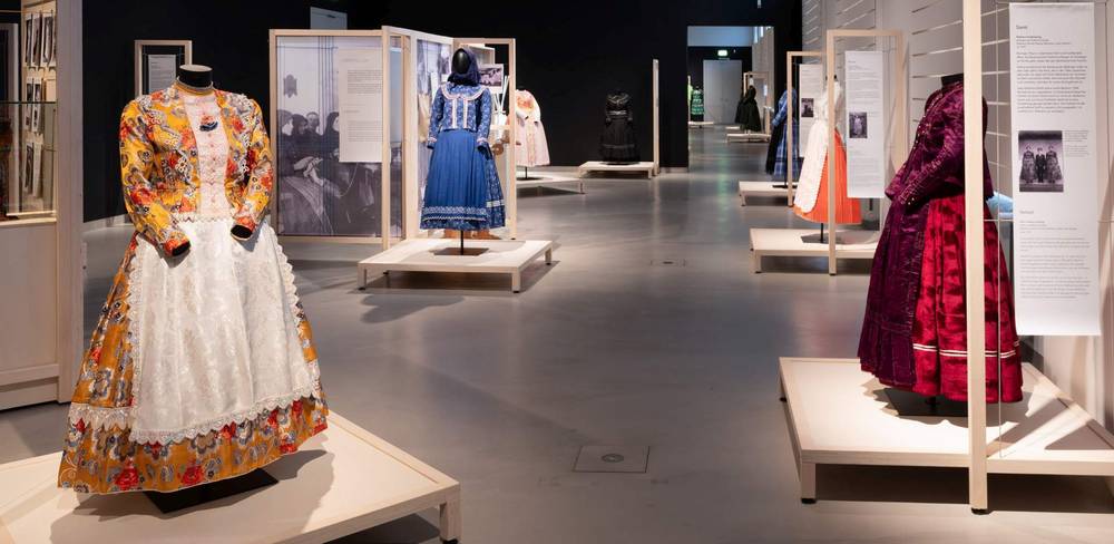 Ausstellungsansicht „Schwerer Stoff“