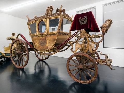 Staatswagen König Friedrich Wilhelm II. von Preußen 1789 – Schlossremise Paretz, Dauerausstellung „Kutschen, Schlitten und Sänften aus dem preußischen Königshaus“, Blick auf eine Kronkutsche, Staatswagen König Friedrich Wilhelm II. von Preußen 1789