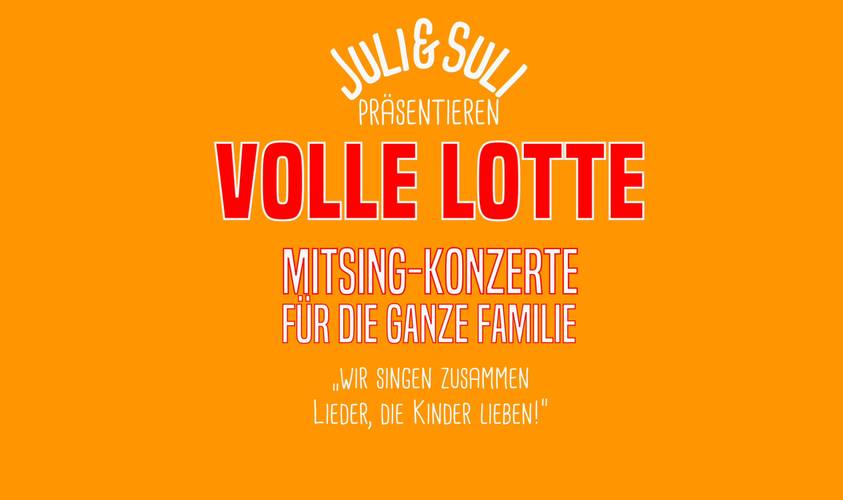 Orangefarbener Hintergrund, weißer und roter Text: JULI & SULI PRAESENTIEREN VOLLE LOTTE MITSING-KONZERTE FUER DIE GANZE FAMILIE „WIR SINGEN ZUSAMMEN LIEDER