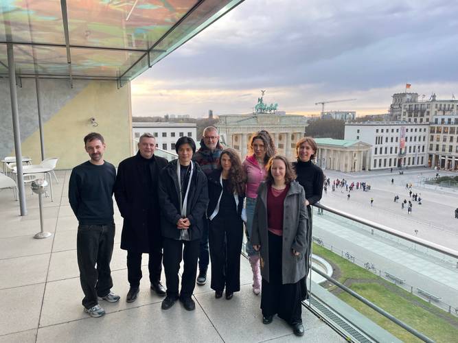 Alfred-Döblin-Stipendiat*innen 2026: Stefan Hornbach, Markus Liske, Hieu Hoang, Tim Staffel, Heike Andra Joeckle, Tia Morgen, Valeska Marina Stach, Anna Kücking (v.l.n.r.)