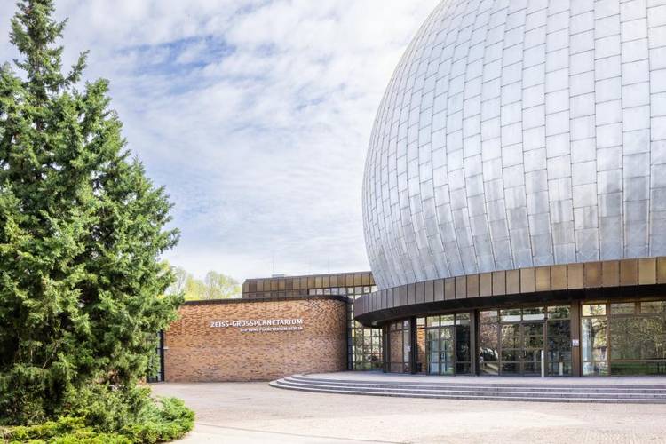 Vorplatz des Zeiss-Großplanetariums. – Vorplatz des Zeiss-Großplanetariums. | © HEJM / Foto: Langenheim GbR