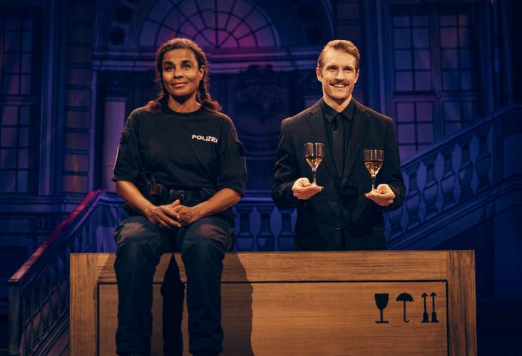 Rendezvous mit Wein. Li.: Adisat Semenitsch als Polizistin, re.: Philip Butz als Mike.