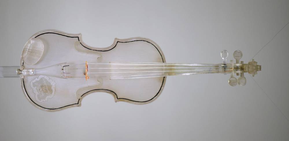 Violine, F. Krolikowski, Foggia (Italien), 1946, Plexiglas. Liebhaberarbeit, in Kriegsgefangenschaft hergestellt