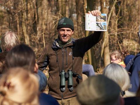 Wildtier-Experte Derk Ehlert stellt heimische und durchziehende Vogelarten vor. – Während einer Führung mit dem Wildtierexperten Derk Ehlert