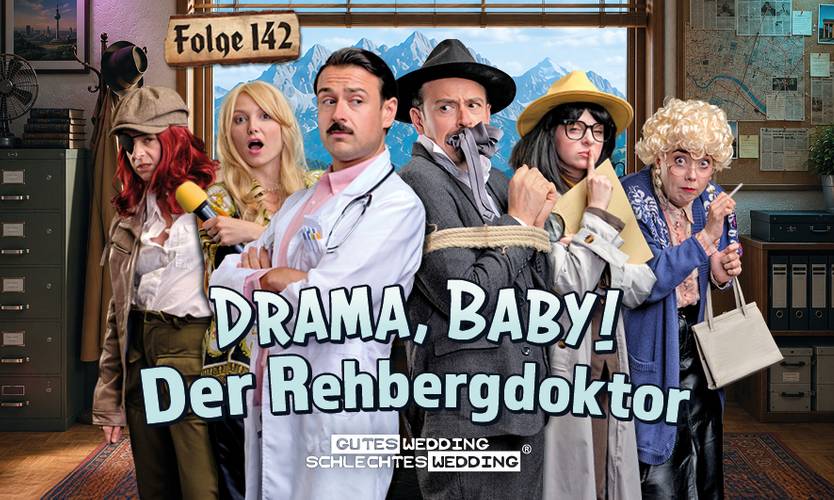 Fünf Personen in Kostümen stehen nebeneinander. Text: Folge 142 DRAMA, BABY! Der Rehbergdoktor. GUTES WEDDING SCHLECHTES WEDDING. Berge im Hintergrund.