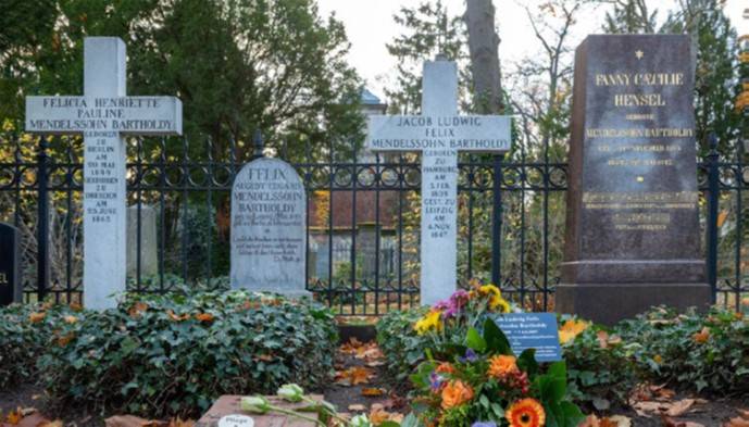 EHRENGRÄBER AUF DEM FRIEDHOF DREIFALTIGKEIT VOR DEM HALLESCHEN TOR MIT DEM BLUMENSCHMUCK ZUM TODESTAG DES KOMPONISTEN FMB: VON RECHTS ZU SEHEN SIND DIE GRABSTEINE FANNY HENSELS, IHRES BRUDERS FELIX, DESSEN FRÜH VERSTORBENEN SOHNES FELIX UND DER NICHTE PAU