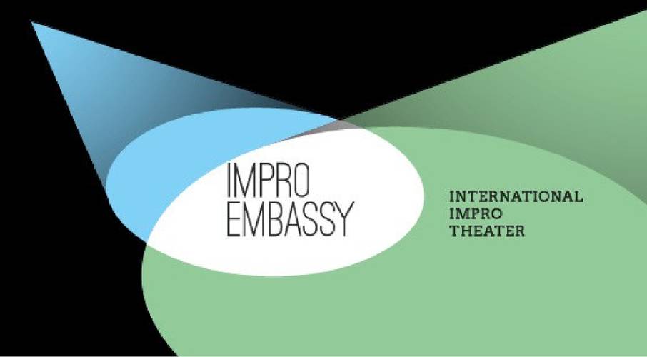 Schwarzer Hintergrund, blaue und gruene Kreise, Text: IMPRO EMBASSY, INTERNATIONAL IMPRO THEATER.