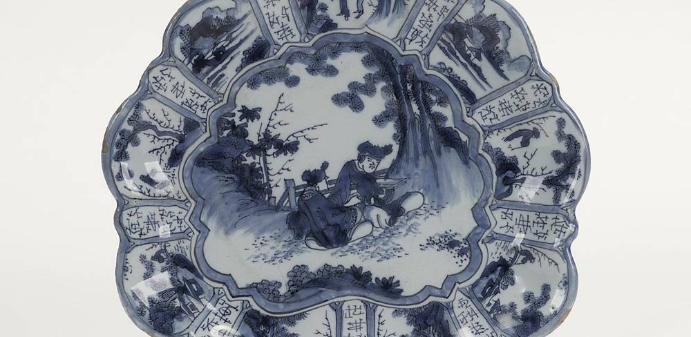 Kleine Platte in Fächerform (Detail), Delft, „De Grieksche A“, Samuel van Eenhorn, Fayence