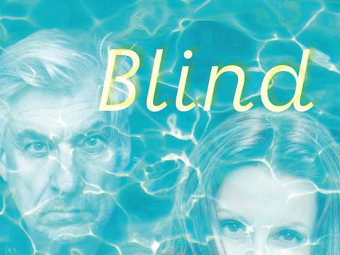  – Zwei Personen hinter einer durchsichtigen Wasseroberfläche, darüber in gelber Schrift das Wort "Blind". Eine männlich-gelesene Person links, eine Frau rechts.