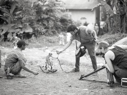 Das Kollektiv OJOBOCA beim Dreh ihres Films The Masked Monkeys, 2015, in Indonesien © OJOBOCA – Das Kollektiv OJOBOCA beim Dreh ihres Films The Masked Monkeys, 2015, in Indonesien