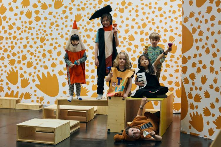 Kinder in Kostümen in TALENTOPIA – Sechs Kinder posieren in Kostümen