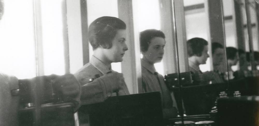 Ise Gropius, Selbstporträt im Spiegel im Meisterhaus in Dessau, 1926