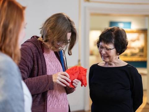 Die Führung macht die Berliner Geschichte mit verschiedenen Sinnen erfahrbar. – Eine Besucherin ertastet ein Objekt im Museum Ephraim-Palais