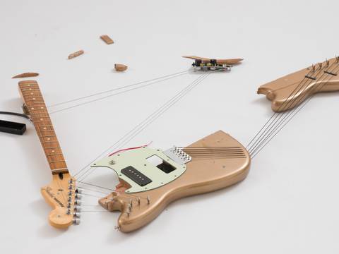 Naama Tsabar, Melody of Certain Damage #22, Detail, 2022, zerbrochene E-Gitarre, Saiten, Metall, Schrauben, Mikrofone, 122 x 112 x 7 cm