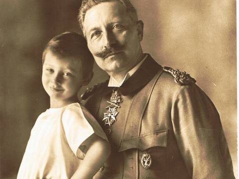 Kaiser Wilhelm II. mit Enkel Prinz Wihelm, Fotopostkarte – Kaiser Wilhelm II. mit Orden umarmt seinen ältesten Enkel, Fotopostkarte